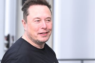 Elon Musk, également propriétaire du réseau social X et de l'entreprise spatiale SpaceX, a acquis 2,57 millions d'actions Tesla, à des cours allant de 371 à 396 dollars (archives). KEYSTONE/DPA/SEBASTIAN GOLLNOW